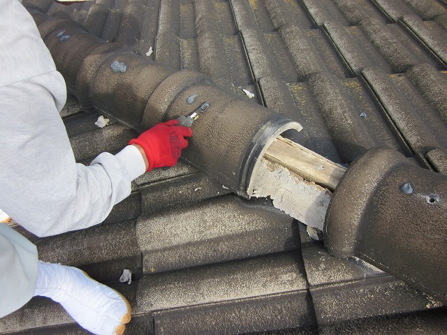 既存棟瓦を撤去